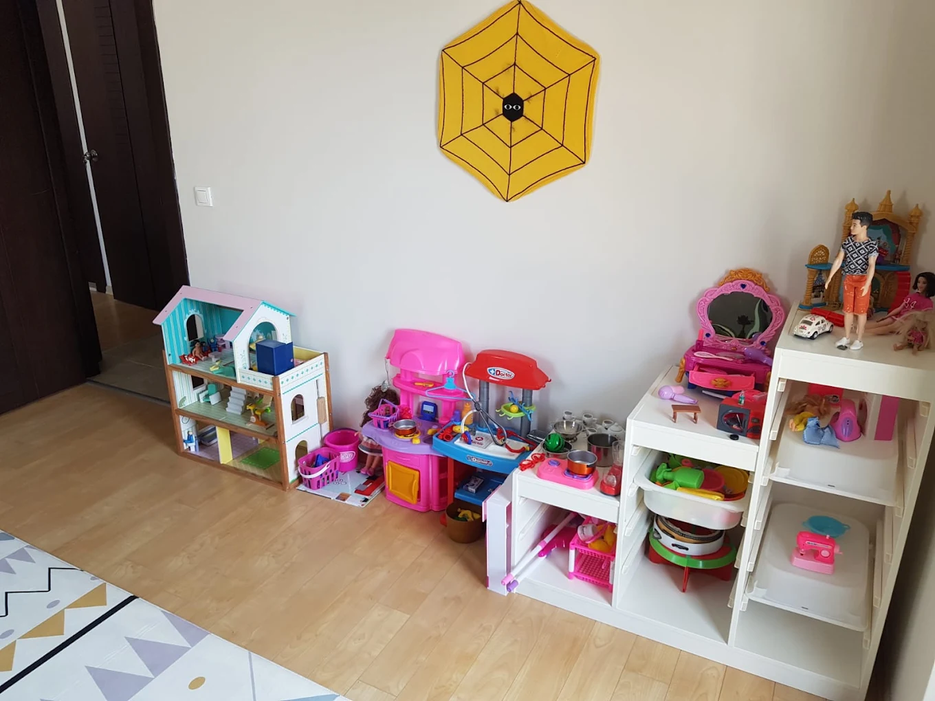 Çocuklarla çalışma için oyuncakların bulunduğu oyun terapisi alanı